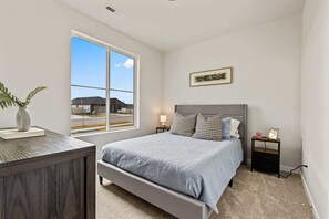 5 chambres, bureau, fer et planche à repasser, lit parapluie