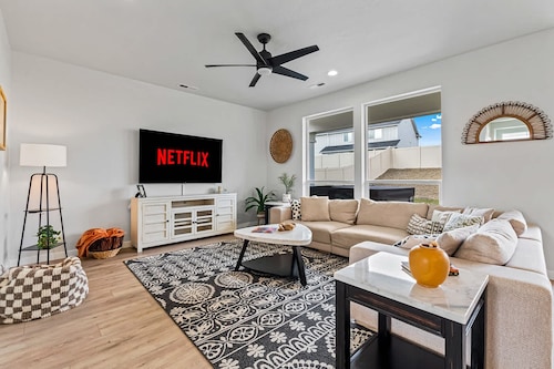 Luxury 5BR Retreat • Hot Tub • Game Room • EV