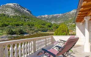 Ein Balkon mit Blick auf eine Berglandschaft.