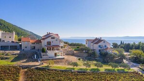 A coastal village with traditional stone houses, a vineyard, and a clear view of the sea. - Pet friendly apartment in Bol with lake view (Bol)