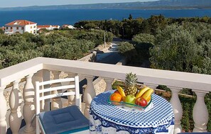 Outdoor dining - Pet friendly apartment in Bol with lake view (Bol)