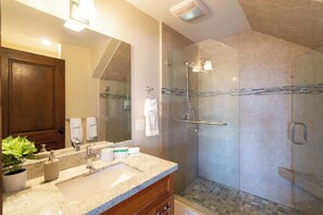 Shower, hair dryer, towels - Sun-Filled Ocean Beach Retreat w/ Patio Deck & BBQ (San Diego)