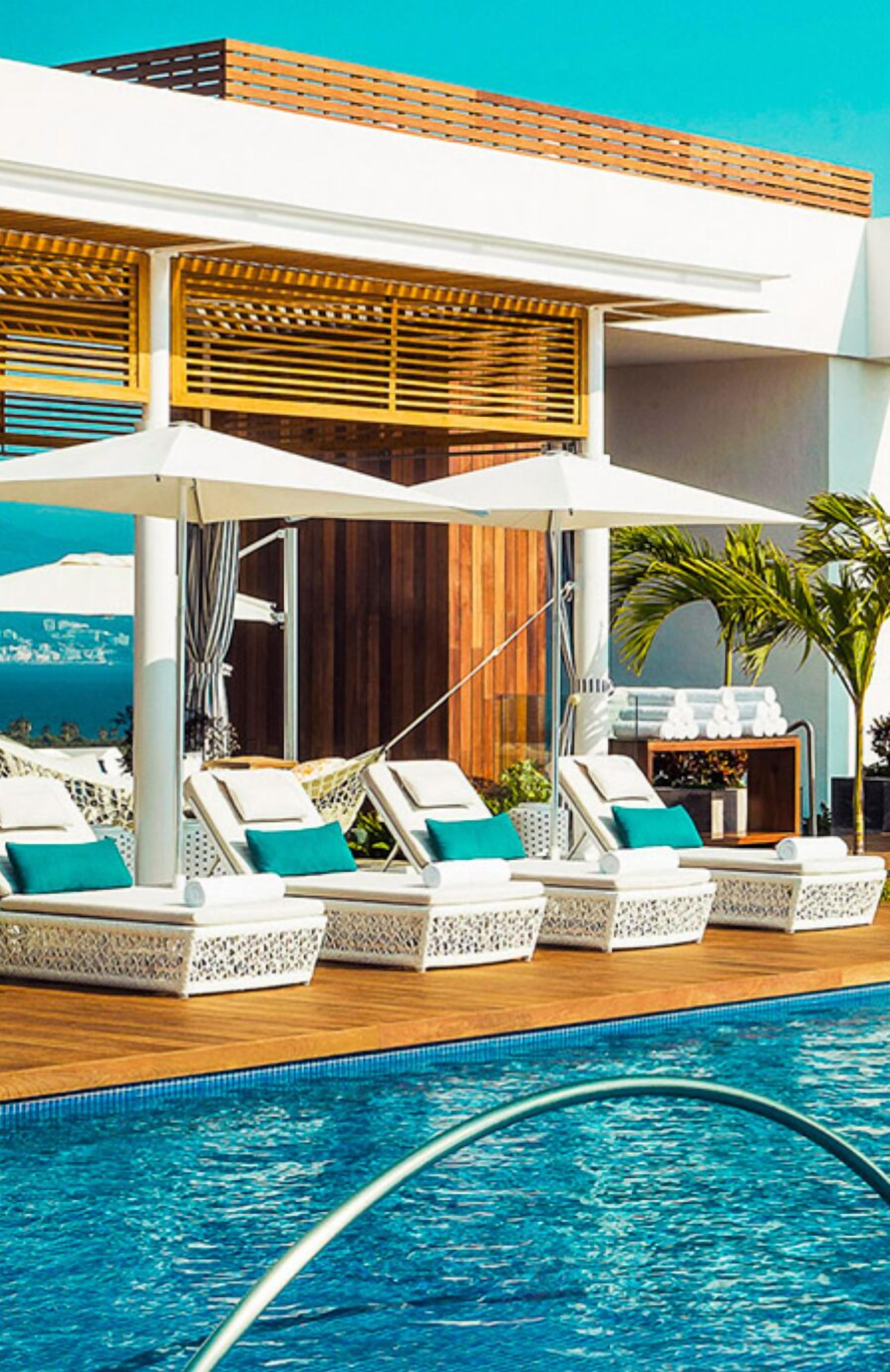 Una piscina al aire libre