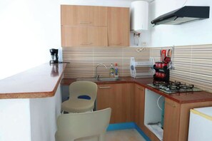 Fridge, stovetop, coffee/tea maker, electric kettle