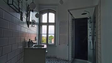 Doccia, asciugacapelli, asciugamani, sapone