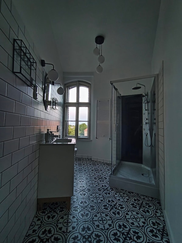 Dusche, Haartrockner, Handtücher, Seife