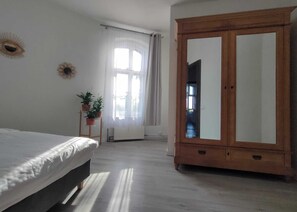 Een strijkplank/strijkijzer, wifi, beddengoed