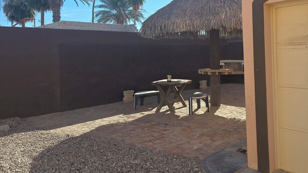 Outdoor dining - 3-bedroom townhome in beautiful Puerto Peñasco with AC blocks from beach. (Puerto Peñasco)
