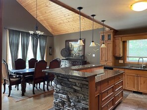 Dining - Cabin 240 - Dog friendly (Wasagaming)