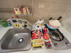 Economy Double Room, City View | Private kitchen - Sinchon Whouse (Seoul)