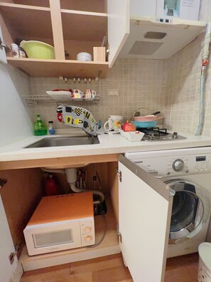 Economy Double Room, City View | Private kitchen - Sinchon Whouse (Seoul)