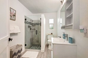 Hair dryer, towels, soap, toilet paper - The Cozy Cove I 3 MIN to beach (Bradenton)