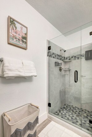 Hårtørrer, håndklæder, Sæbe, Toiletpapir