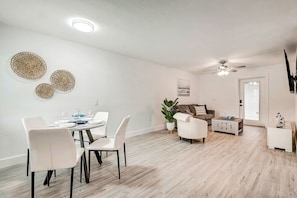 Interior - The Cozy Cove I 3 MIN to beach (Bradenton)