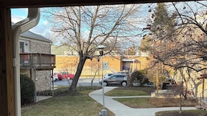 Eine Auffahrt mit Betonweg, Holzzaun und Garage.
