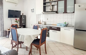 Fridge, oven, cookware/dishes/utensils - Cozy apartment in Necujam with house sea view (Necujam)
