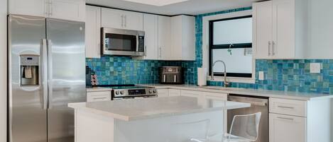 Réfrigérateur, micro-ondes, four, plaque de cuisson