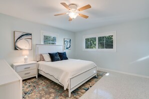 3 bedrooms, desk, iron/ironing board, WiFi - The East Beach - 3/3 with pool and dock (Sanibel)