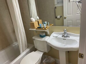 Secadora de cabello, toallas, jabón, shampoo 