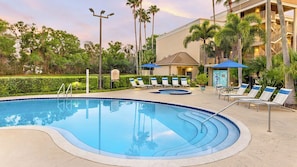 Una piscina al aire libre, una piscina climatizada
