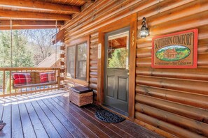 Terrace/patio - Chic Spacious Cabin with Hot Tub, BBQ near Parkway (Pigeon Forge)