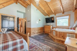 3 bedrooms, iron/ironing board, travel cot, free WiFi - Chic Spacious Cabin with Hot Tub, BBQ near Parkway (Pigeon Forge)