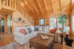 Smart TV, fireplace - Chic Spacious Cabin with Hot Tub, BBQ near Parkway (Pigeon Forge)