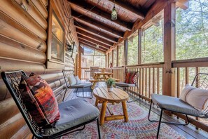Outdoor dining - Chic Spacious Cabin with Hot Tub, BBQ near Parkway (Pigeon Forge)