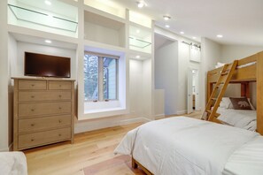 3 bedrooms, desk, iron/ironing board, travel cot - 5 Mi to Vail Ski Resort! Cozy Condo w/ Mtn Views (Vail)