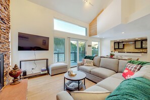 TV, fireplace, books - 5 Mi to Vail Ski Resort! Cozy Condo w/ Mtn Views (Vail)