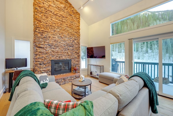 TV, fireplace, books - 5 Mi to Vail Ski Resort! Cozy Condo w/ Mtn Views (Vail)