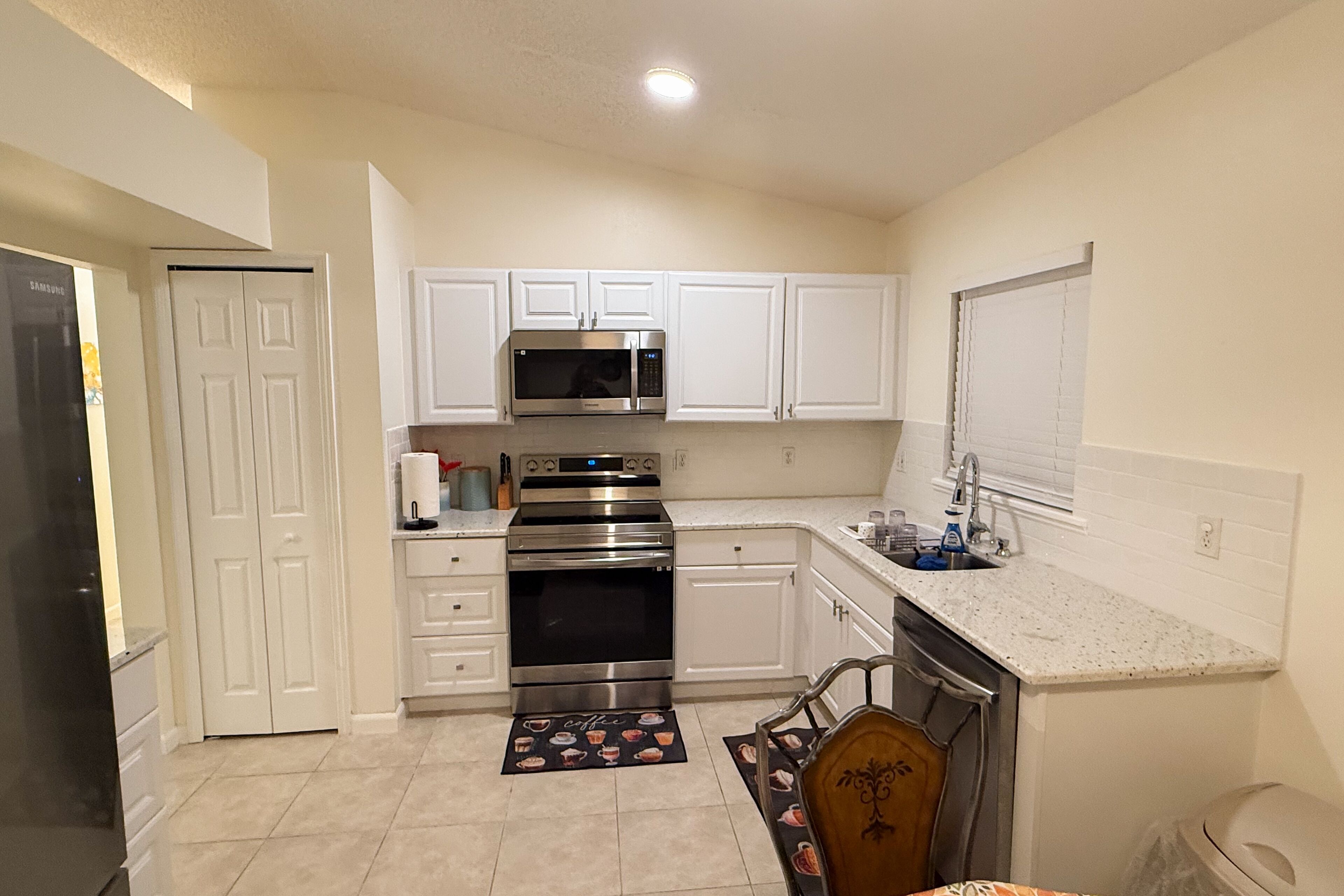 Frigorífico, microondas, horno y placa de cocina