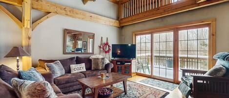 Una televisión, una chimenea, un futbolín