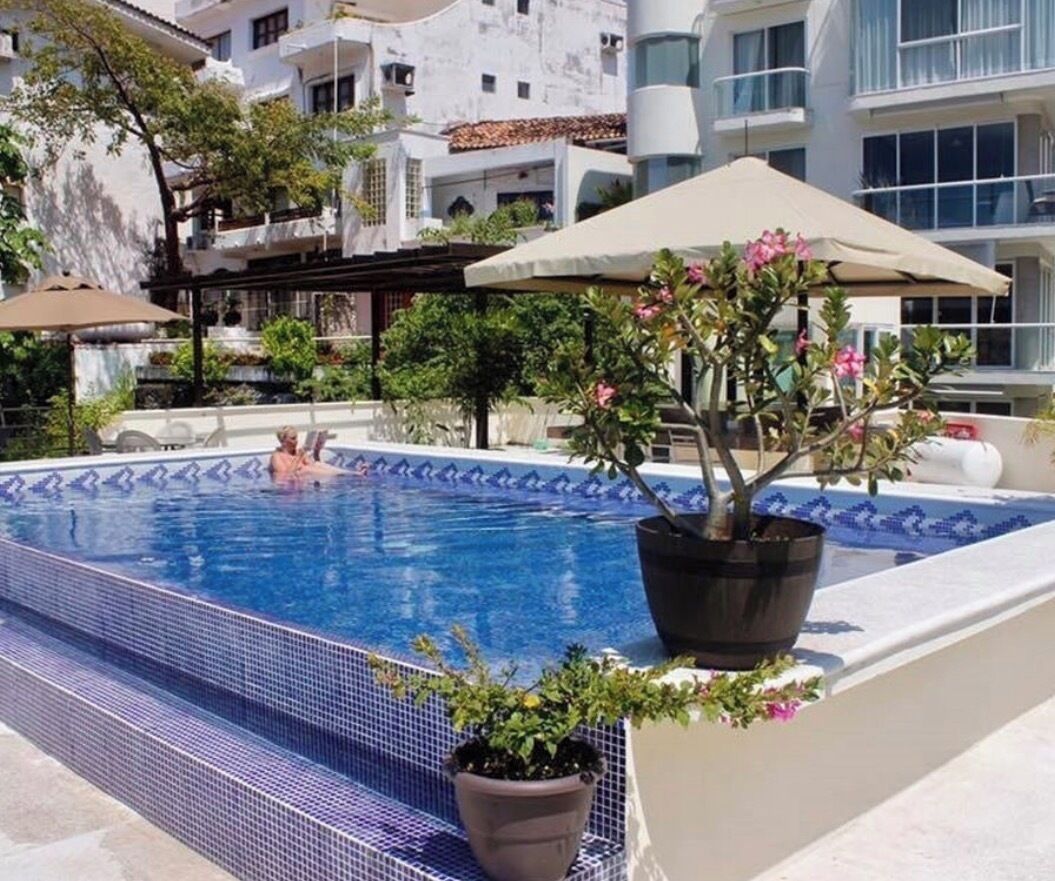 Utendørsbasseng og et oppvarmet basseng