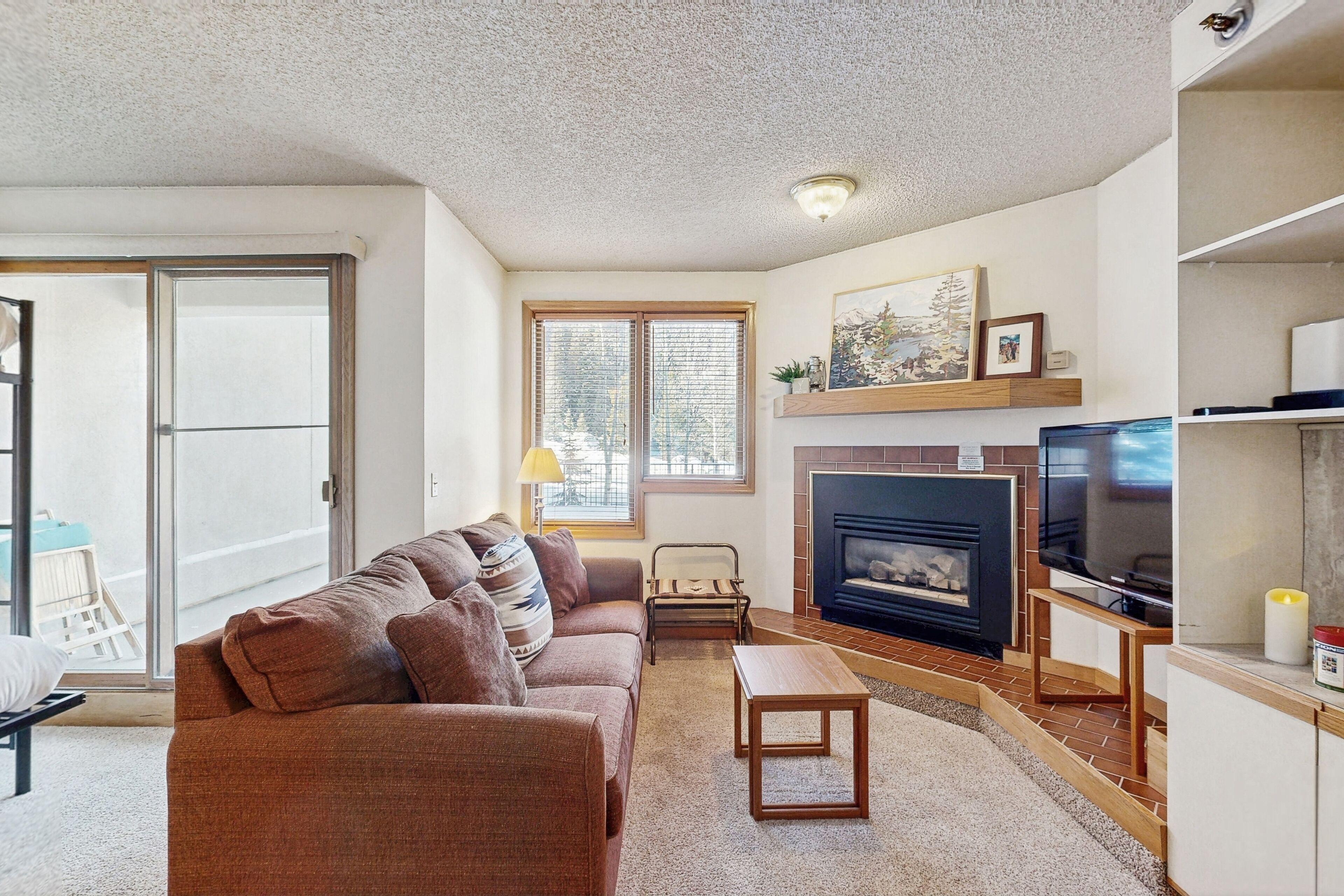 Televisión, chimenea y tenis de mesa 