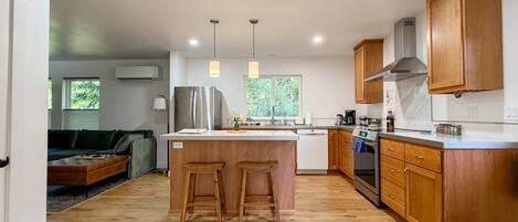 Kjøleskap, mikrobølgeovn, ovn og kokeplater