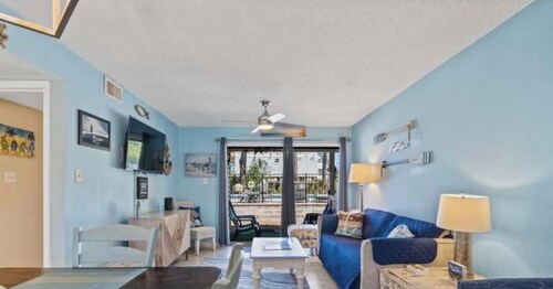 Tranquil 2-bedroom condo with Wolf bay views