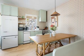 Coffee/tea maker, fridge, microwave, oven - Brand New, Chic 5 Bed Rental with Porch, Walkable (Charleston)