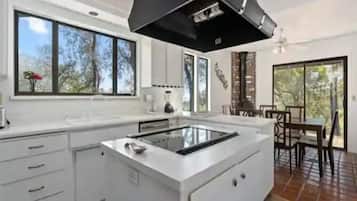 Kylskåp, mikrovågsugn, ugn och spishäll