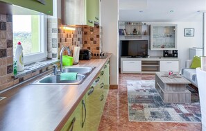 Geladeira, cooktop, cafeteira/chaleira