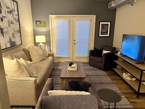 Living area -  1-bedroom apt with Sofa Bed in South Bend, walk to Football stadium sleeps 5 (South Bend)