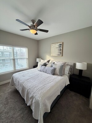 1 bedroom, Internet, bed sheets -  1-bedroom apt with Sofa Bed in South Bend, walk to Football stadium sleeps 5 (South Bend)