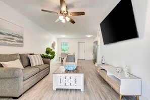 Living area - The Cozy Cove II 3 min to the beach (Bradenton)