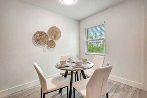 Dining - The Cozy Cove II 3 min to the beach (Bradenton)