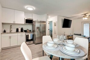 Private kitchen - The Cozy Cove II 3 min to the beach (Bradenton)