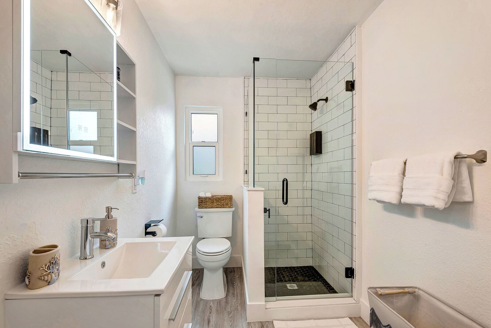 Haartrockner, Handtücher, Seife, Toilettenpapier