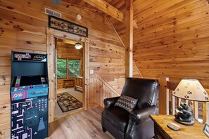 Game room - Stunning cabin with views in cozy Bostic (Bostic)