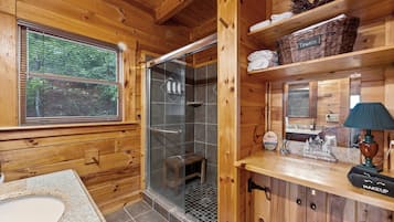 Douche, sèche-cheveux, serviettes fournies, savon