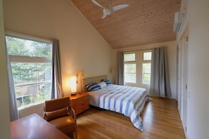 6 bedrooms, iron/ironing board, WiFi, bed sheets