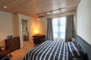 6 bedrooms, iron/ironing board, WiFi, bed sheets